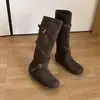 Botas Cavaleiro Empilhadas com Tiras Cruzadas em Camurça Retrô para Mulheres 2026 Aumento Interno de Altura Estilo Meilade Solado Macio Emagrecimento Botas de Meia-Canela