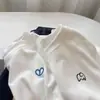 Camiseta blanca de manga larga con cuello redondo y pequeño bordado de terciopelo alemán transfronterizo para mujer, otoño e invierno, forro polar, engrosada, holgada, para llevar por dentro y por fuera, básica