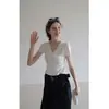 Camiseta de manga corta con cuello en V y ribete de oreja de madera Qiaomi para mujer, Nuevo estilo de verano, Adelgazante, Temperamento, Corta, Hombro estándar, Top de nicho