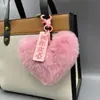 Pendente de Coração com Pelo de Coelho Rex Sintético Bola Fofa de Pelo Pingentes para Bolsa de Joias Pingente em Formato de Coração Chaveiro de Carro