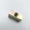 Accesorios para telar de chorro Tsudakoma Red Flag, que incluyen un pequeño bloque cuadrado de metal con un resorte en cada extremo, tornillos de 5M y un marco integral South Sea