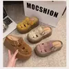 Sapatos Femininos Retro Fechados Perfurados 2025 Novo Estilo de Verão para Mulheres Baixas, Chinelos Elegantes com Solado Grosso Aumentadores de Altura Estilo Birkenstock