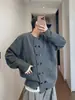 Otoño e Invierno Retro Holgado Versátil Cuello Redondo Negro Gris Color Sólido Doble Botonadura Cárdigan Suéter de Punto Abrigo para Hombre