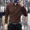 Camisa preta de manga longa para homens, marca francesa de luxo para negócios, corte slim fit, respirável, botões ocultos, camisa sem costura, novo modelo de primavera