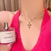 Colar Cruz Colorido com Pedras de Diamante Dopamina para Mulheres, Estilo Doce-Legal Retrô, Personalidade de Nicho, Acessório de Corrente de Clavícula Super Brilhante