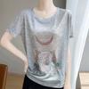 Camiseta de Manga Curta com Ombro Direito Descoberto para Mulheres 2025 Verão Nova Ultrafina Solta Emagrecimento Estampa de Urso Redutora de Idade Moda Top de Manga Curta