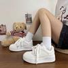 Sapatos Brancos de Solado Grosso Estilo Coreano Novo Primavera 2025 Femininos Tendência Ins Nicho Versátil Respirável Estudante Esportivos Tênis de Board