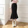 Saia de Tricô Feminina Primavera Outono Estilo Fino 2026 Nova Cintura Alta Modelagem ao Corpo Saia Evasê Temperamento Francês Saia Midi Cauda de Peixe