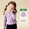 Roupas Infantis Tongbei 2026 Inverno Novo Suéter Infantil de Gola Alta Curta Macio, Quente, Versátil Tricô Listrado