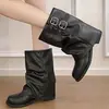Botas femininas curtas bootcut, novo estilo outono 2026, emagrecedoras, adequadas para saias, botas western de salto grosso com fivela de cinto, botas retrô empilhadas