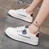 Sapatos Brancos de Couro Genuíno com Solado Grosso para Mulheres 2026 Nova Coleção Primavera e Verão Versáteis Leves Respiráveis Casuais Esportivos Tênis para Mulheres