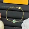 Pulseira com Letra V da Família Burro Estilo Nicho de Luxo Leve Europeu e Americano Design Versátil Personalidade de Alto Padrão Joias