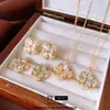 Aretes y Collar de Flor de Perla Incrustada con Diamantes Aguja de Plata, Cadena para Clavícula de Lujo Ligero de Gama Alta, Juego de Joyería Versátil de Moda al por Mayor