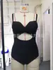 Europa y Estados Unidos nuevo traje de baño de una pieza combinación de colores sexy con tiras cruzadas huecas traje de baño para mujer Amazon transfronterizo disponible al por mayor