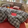 Conjunto de Quatro Peças de Algodão Puro com Padrão de Concha Colorido Sólido e Costura Triangular, Conjunto de Três Peças de Capa de Edredom de Gaze Dupla Amassada Listrada Estilo Japonês de Luxo Leve