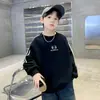 Sudadera a Rayas con Parches en las Mangas, Cuello Redondo, Estampado de Letras para Niños, Nueva Tendencia 2026, Casual de Otoño, Moda Elegante