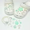 Encantos lindos de dibujos animados para zapatos con varios agujeros, decoraciones versátiles de resina para zapatos, mariposa, burbuja, flor, animales, charms decorativos al por mayor