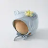 Touca de Bebê Estilo Coreano Fofa Cor Sólida Flor Pequena Versátil Proteção para Orelhas Infantil Chapéu para Uso Externo à Prova de Vento Casual