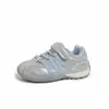 Nuevos Zapatos Infantiles Otoño 2026: Zapatos Deportivos Casuales Cómodos de Suela Suave para Niños, Moda Coreana Versátiles Zapatos de Entrenamiento Alemanes para Niñas