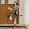 Otoño 2026 Nueva Moda Casual Adelgazante Simple Cómodo Agradable a la Piel Ropa Interior + Chaleco + Falda Corta Conjunto de Tres Piezas