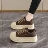 Zapatos Planos de Otoño 2026 Suela Gruesa Parte Superior de Cuero para Personas Bajas Aumentadores de Altura Versátiles Casuales Zapatos Deportivos con Cordones Blancos Mujer