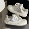 Zapatillas blancas estilo puff plateadas brillantes de estilo alemán para mujer, nuevo modelo de otoño 2026, zapatillas versátiles de suela gruesa de corte bajo de moda para estudiantes de Instagram