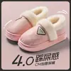 Chinelos de Algodão Impermeáveis Masculinos Inverno Interno Casa 2026 Novo Estilo Doméstico Quente Antiderrapante Calcanhar Fechado Sapatos de Algodão Fofos Femininos