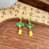 Novos brincos em estilo chinês, personalizados, em formato de leque, vazados, cravejados com diamantes, com laço retrô, caractere da sorte e design de gota, apresentando um pingente estiloso para mulheres