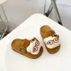 Lindos zapatos de mujer estilo Birkenstock de dibujos animados, nueva colección primavera/otoño 2026, sandalias sin cordones con lazo y diseño de pez gato, disponibles en estilos a juego para padres e hijos