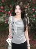 Camiseta gris de manga corta con volantes en el cuello y cierre de corbata, diseño de verano para mujeres de talla grande, top elegante con hombros rectos