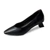 Zapatos de Commuter de Cuero Genuino de Tacón Medio y Boca Baja para Mujer 2026 Estilo Nuevo Primavera y Otoño Versátiles Simples Tacón Grueso Corte en V Zapatos de Trabajo Piel de Vaca