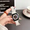 Correa de Reloj con Hebilla de Pétalo Plateada Galvanizada Adecuada para Apple Watch S9 con Hebilla Plegable Ovalada Glaciar Grabada con Láser