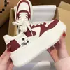 Tênis brancos femininos de sola grossa, novo modelo outono 2026, sapatos esportivos versáteis estilo ins, sapatos que aumentam a altura para pessoas baixinhas, tênis de nicho