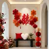 Accesorios de decoración para la habitación de bodas, incluyendo artículos para el dormitorio de los novios, decoraciones para la pared del cabecero y una variedad de suministros de boda para crear una atmósfera festiva.
