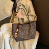 Bolsa de mão grande com estampa de leopardo para mulheres, nova coleção outono/inverno 2026, bolsa tote retrô e versátil, moderna e adequada para o trabalho