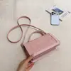 Bolsa Simples e Estilosa Feminina 2026 Nova Retro Temperamento Versátil Ombro Único Nicho Chique Transversal De Mão Pequena Quadrada