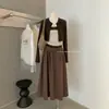 Conjunto de três peças para mulheres: cardigã de tricô marrom retrô suave, saia com suspensório listrada, novo look casual de outono