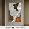 Pintura decorativa de entrada de alto nivel con marco de metal abstracto en estilo wabi-sabi con líneas artísticas e iluminación