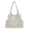 Bolsa tote casual de grande capacidade para mulheres, novo estilo 2026, bolsa de ombro simples e versátil, estilo coreano, descontraída e chique, projetada para ser carregada sob o braço