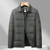 Nueva chaqueta de plumón ligera de invierno para hombre, moderna y casual, con cuello de punto, que ofrece un toque de lujo y calidez con su relleno de plumón de pato blanco