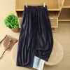 Foto real de los nuevos pantalones anchos de algodón y lino estilo vintage para el verano de 2026, holgados y adelgazantes, forrados y no transparentes, de longitud recortada