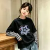 Camiseta de manga larga para niña, nuevo estilo 2026, para niños mayores, hecha de algodón puro, ropa infantil de moda, top para primavera y otoño, cuello redondo, capa base, diseño falso de dos piezas