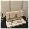 Bolso pequeño cuadrado con textura, nuevo, de la nueva moda primavera 2025, popular, retro, con costuras de color contrastante y cadena, bandolera.