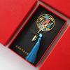 () Caja de Regalo con Marcapáginas Metálico para el Día del Maestro con Texto Grabado Estilo Chino, Presentando el Tema de las Enseñanzas de los Maestros Difundiéndose por el Mundo, Inspirada en los Productos Culturales y Creativos de la Ciudad Prohibida