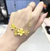Colgante de Cobre Chapado en Oro de Nuevo Estilo con Intrincado Diseño Floral, Estilo Versátil y Elegante, Venta al por Mayor desde Fabricante para Comercio Electrónico en Transmisión en Vivo