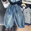 Roupas novas para crianças 2026, coleção de outono para meninos, calças estilo workwear com bolsos grandes, jeans do papai, jeans de perna curva, atacado