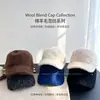Gorra de béisbol de mezcla de lana suave y mullida para mujer, cálida y versátil para otoño e invierno, estilo ecuestre con un pequeño logotipo metálico