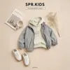 Conjunto Otoñal para Niños 2026 Nuevo Chaqueta con Cuello Alto Sudadera con Capucha Estampada Jeans Rectos Conjunto Casual de Tres Piezas