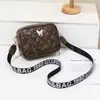 Bolsa para câmera com bordado de diamante de logotipo de borboleta 2026 outono novo modelo bolsas femininas quadradas de ombro a ombro atacado