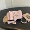 Bolso de axila de diseño nicho estilo coreano transfronterizo inspirado en motocicletas para mujer, con una elegante hebilla de cinturón, adecuado para ir al trabajo y se puede llevar como bolso de hombro o bolso cruzado.